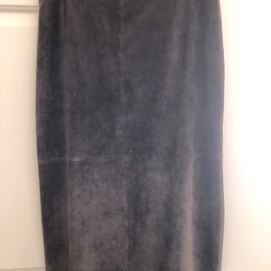 Brown suede midi skirt with zipper in the back